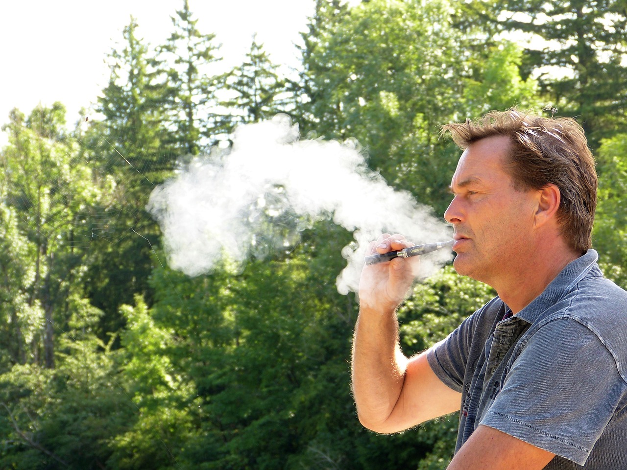 Ein Mann raucht Vaporizer