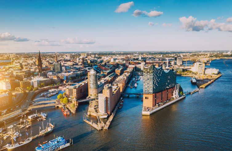 Arial Shot von Hambuerg mit Blick auf die Elbphilharmonie